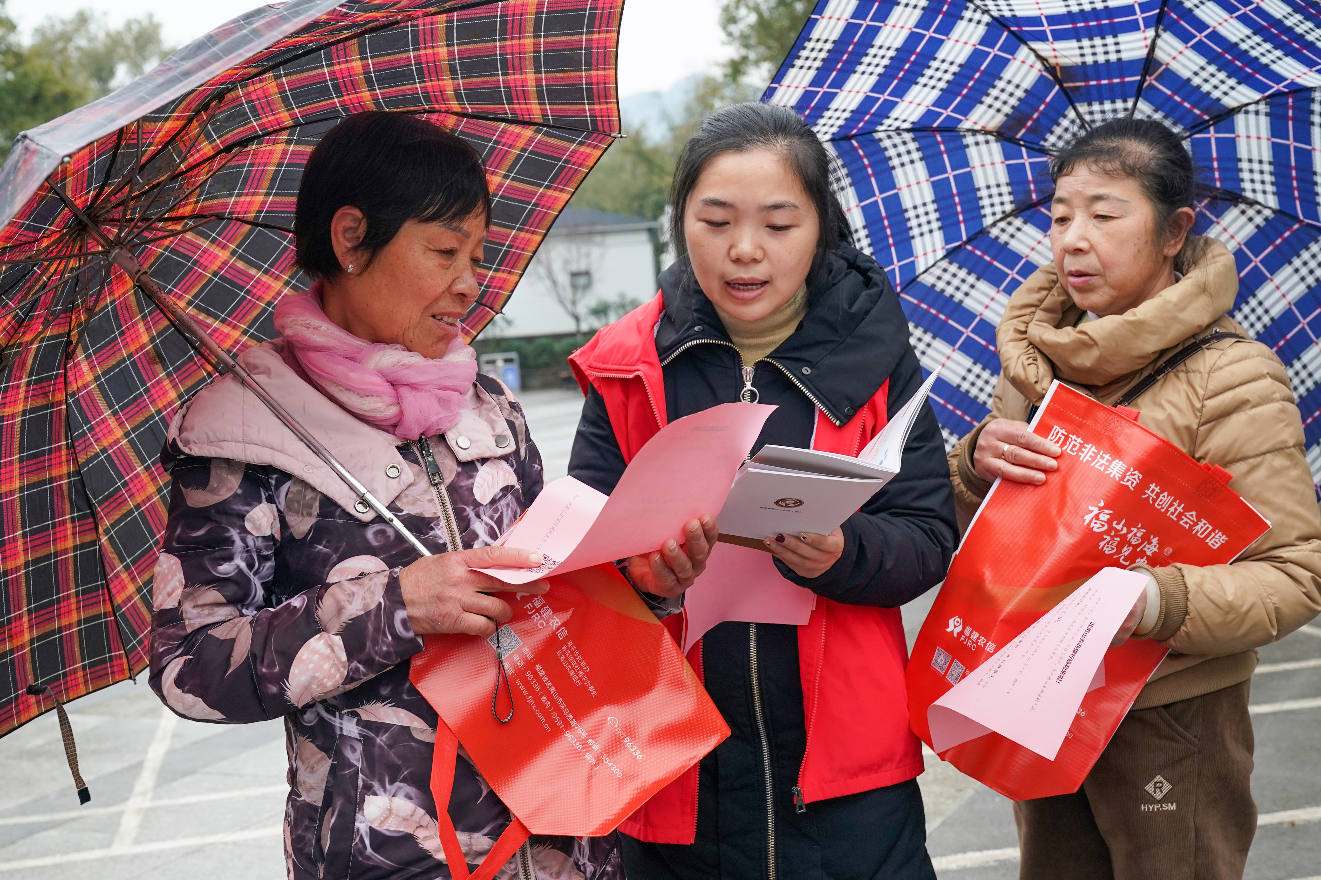 武夷山農商銀行——傳承雷鋒精神 農信網點在行動